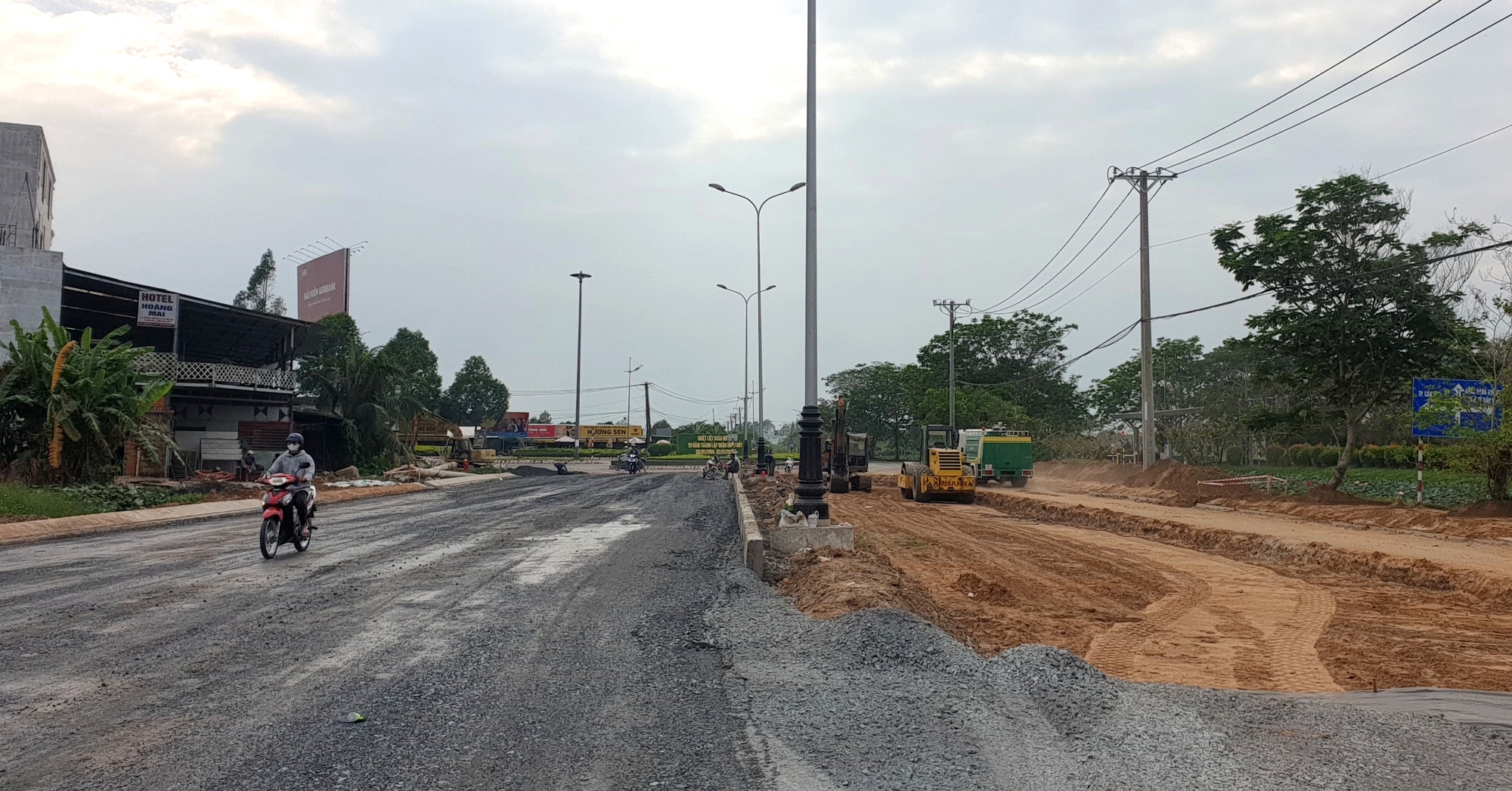 Có mặt bằng, đường Vành đai sân bay Cần Thơ ráo riết thi công, kịp thông xe trước Tết- Ảnh 1. Có mặt bằng, đường Vành đai sân bay Cần Thơ ráo riết thi công, kịp thông xe trước Tết- Ảnh 1.
