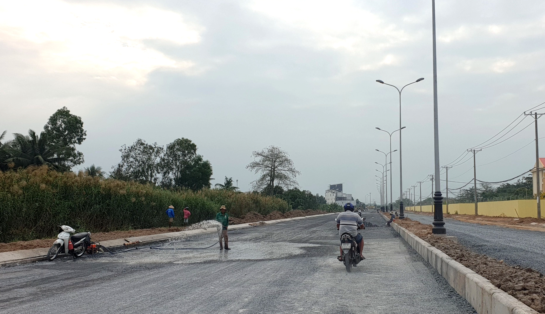 Có mặt bằng, đường Vành đai sân bay Cần Thơ ráo riết thi công, kịp thông xe trước Tết- Ảnh 2. Có mặt bằng, đường Vành đai sân bay Cần Thơ ráo riết thi công, kịp thông xe trước Tết- Ảnh 2.