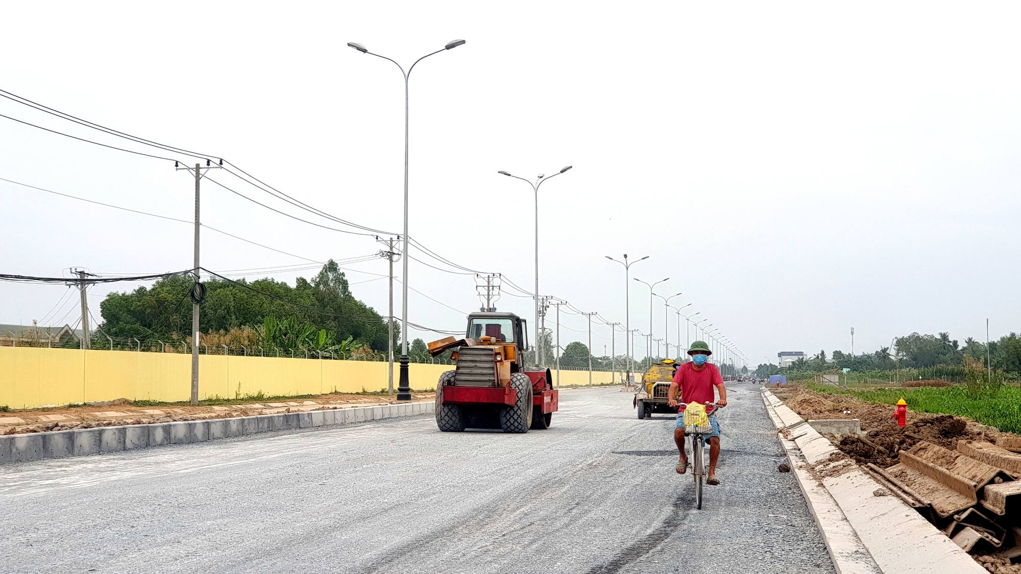 Có mặt bằng, đường Vành đai sân bay Cần Thơ ráo riết thi công, kịp thông xe trước Tết- Ảnh 3. Có mặt bằng, đường Vành đai sân bay Cần Thơ ráo riết thi công, kịp thông xe trước Tết- Ảnh 3.
