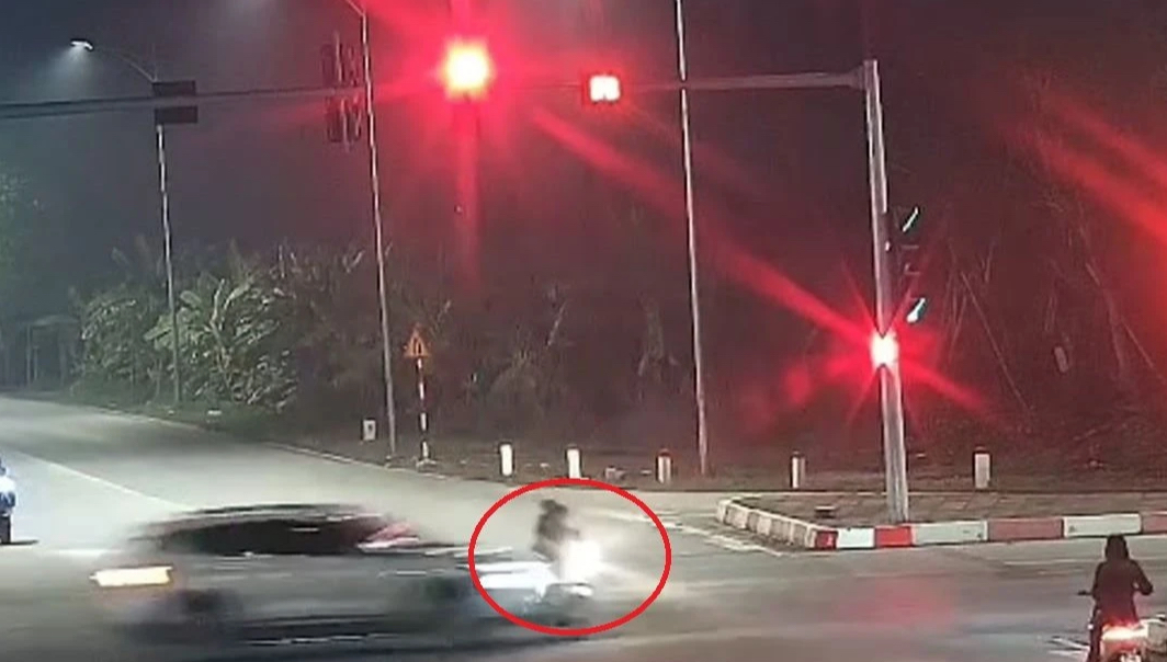 Đi xe m&aacute;y vượt đ&egrave;n đỏ, nam thiếu ni&ecirc;n 15 tuổi bị &ocirc; t&ocirc; t&ocirc;ng tử vong- Ảnh 1.