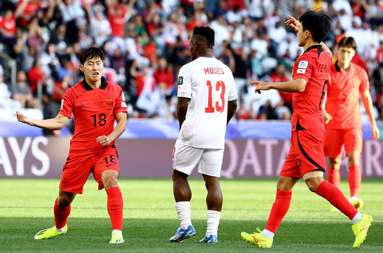 Asian Cup: Son Heung-min im tiếng, H&agrave;n Quốc vẫn thắng dễ nhờ sao PSG - Ảnh 1.