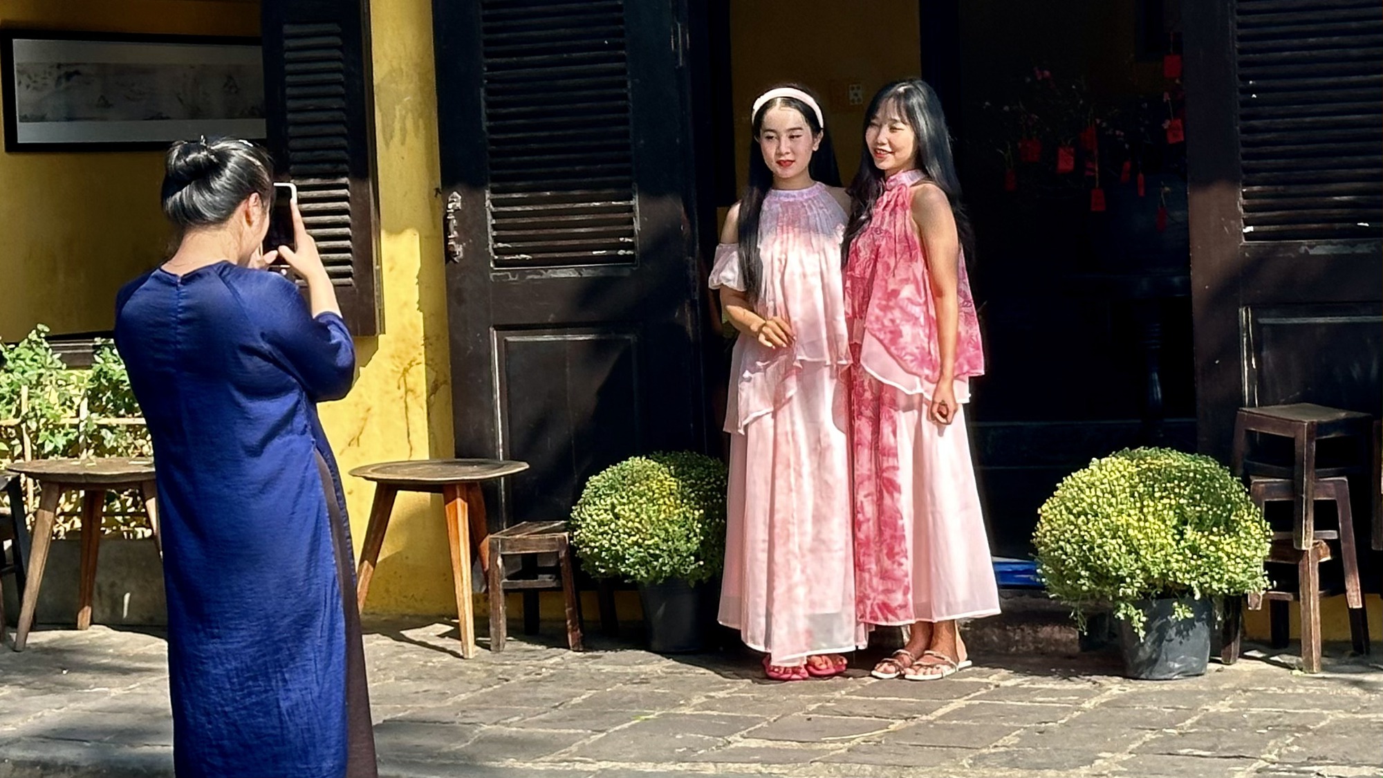 Du kh&aacute;ch &ugrave;n &ugrave;n đổ về phố cổ Hội An những ng&agrave;y gi&aacute;p Tết- Ảnh 4.