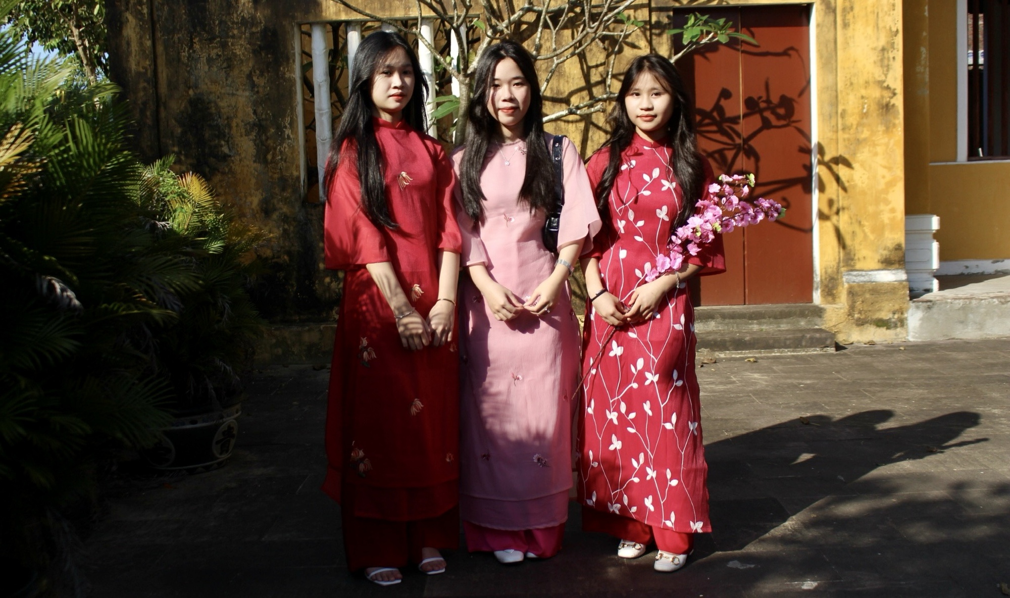 Du kh&aacute;ch &ugrave;n &ugrave;n đổ về phố cổ Hội An những ng&agrave;y gi&aacute;p Tết- Ảnh 6.