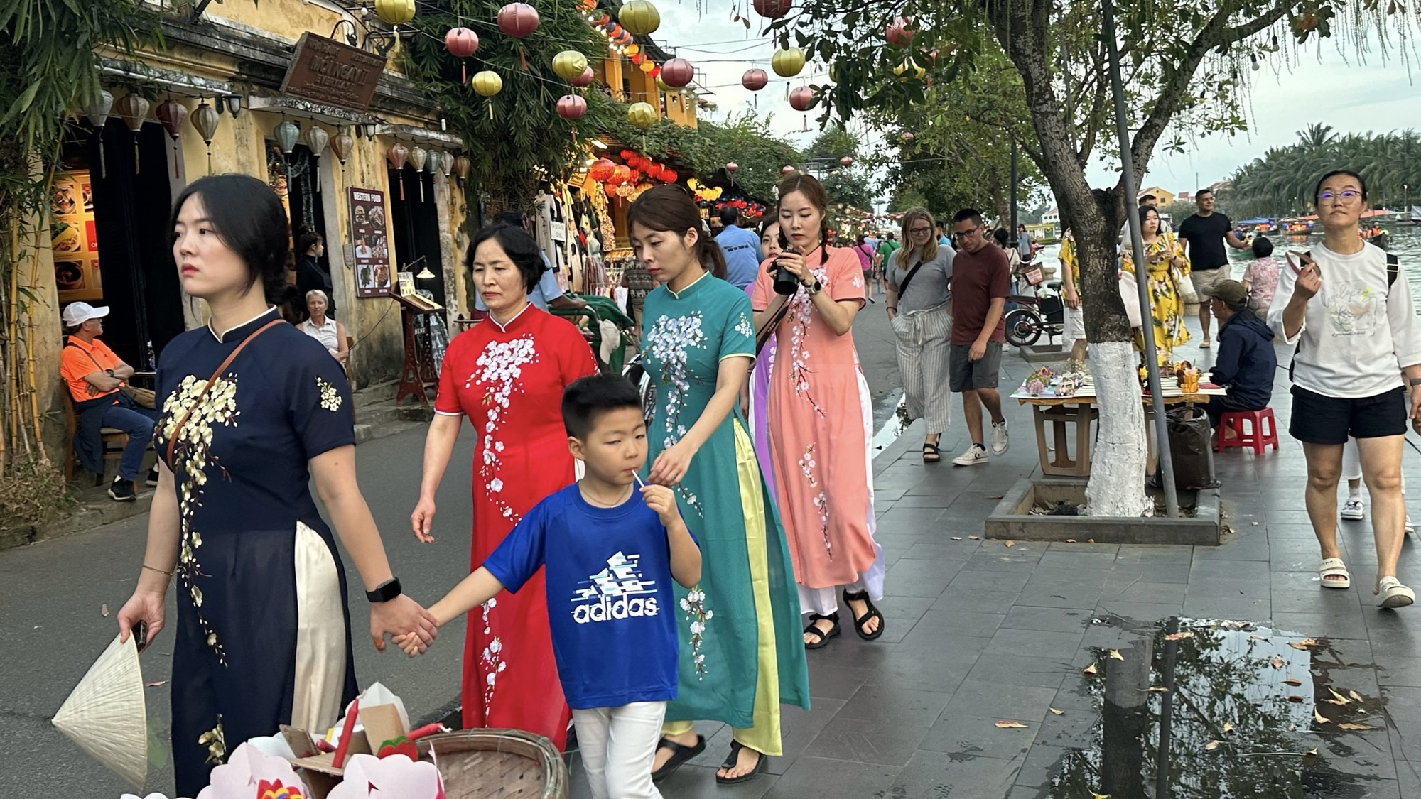 Du kh&aacute;ch &ugrave;n &ugrave;n đổ về phố cổ Hội An những ng&agrave;y gi&aacute;p Tết- Ảnh 9.