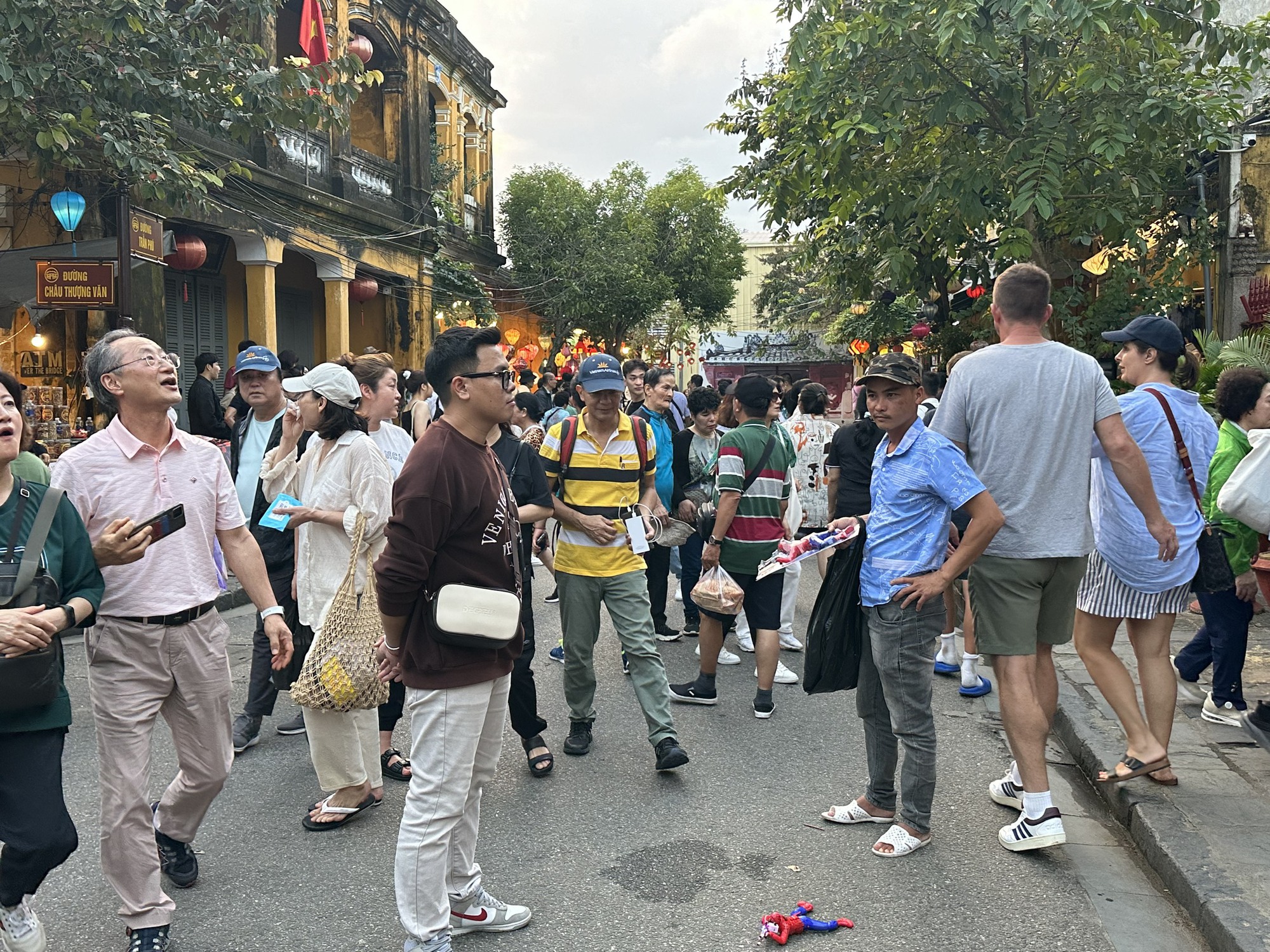 Du kh&aacute;ch &ugrave;n &ugrave;n đổ về phố cổ Hội An những ng&agrave;y gi&aacute;p Tết- Ảnh 12.