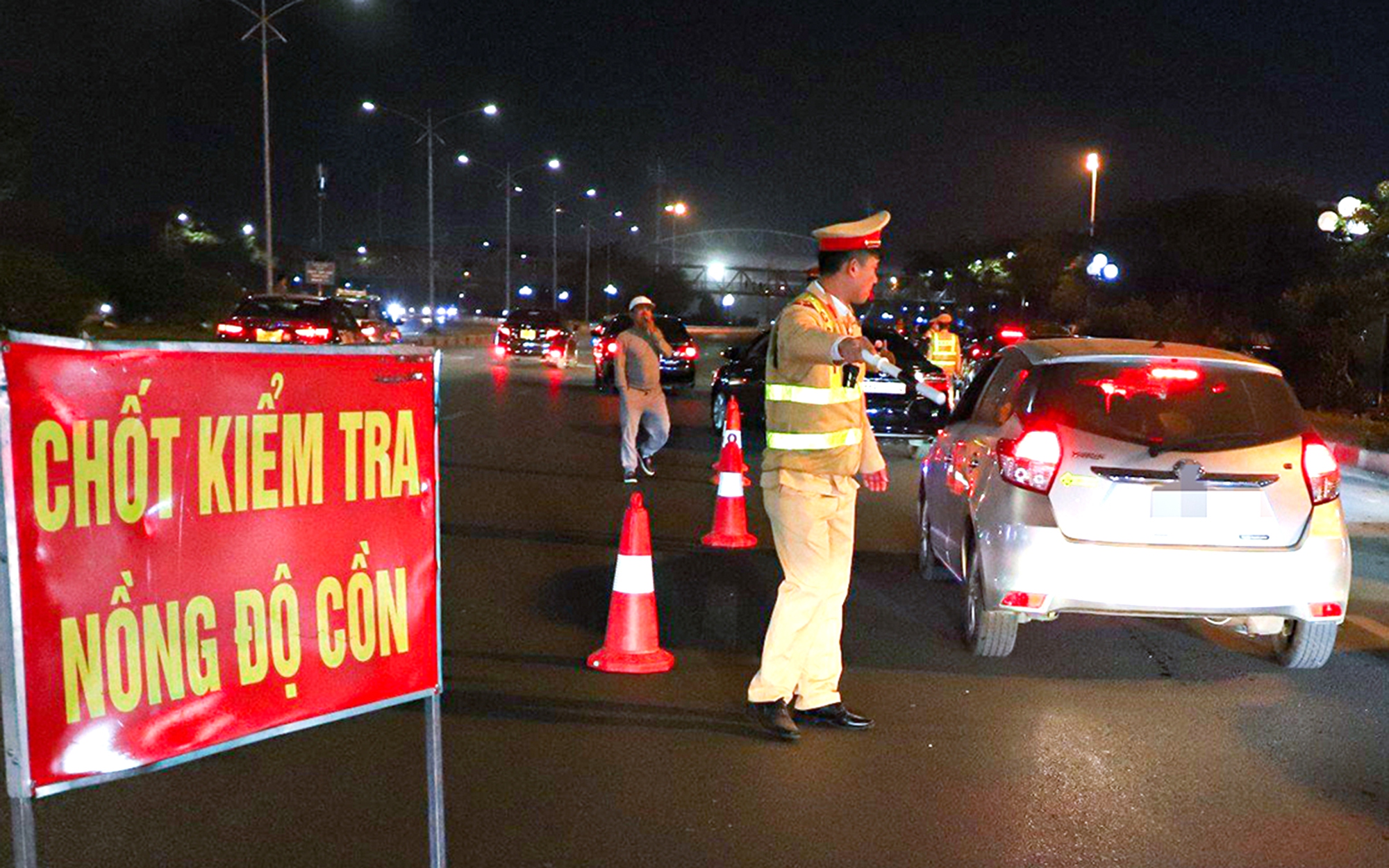 Thừa Thiên Huế: 10 ngày đầu ra quân, CSGT phát hiện 600 trường hợp vi phạm nồng độ cồn- Ảnh 2. Xử lý 'ma men' lái xe: Liên tục, không có ngày nghỉ