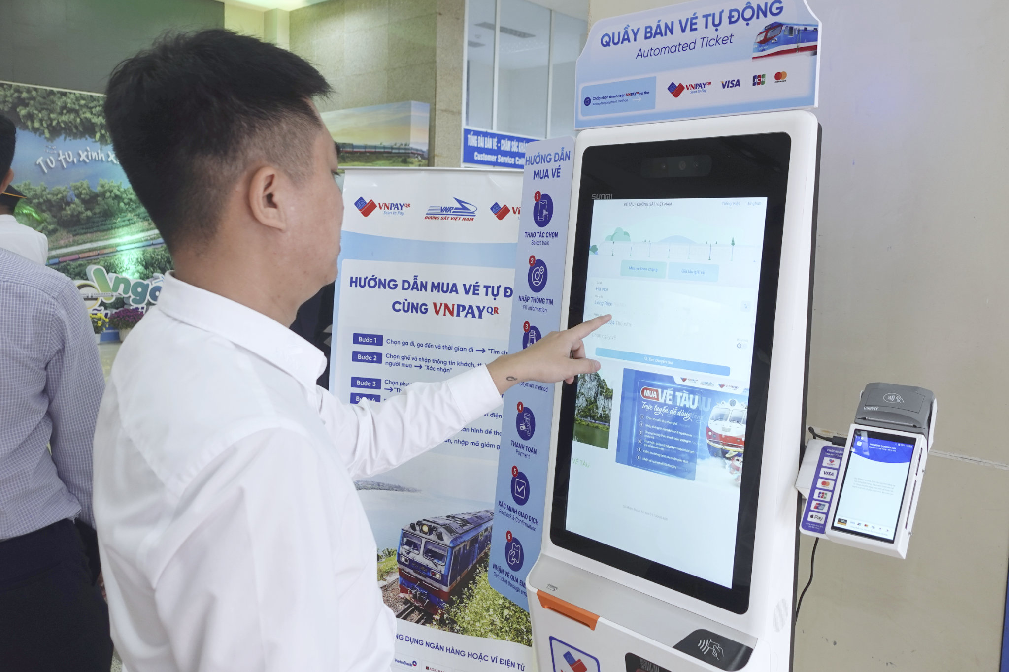 Người d&acirc;n trải nghiệm mua v&eacute; t&agrave;u tự động dịp s&aacute;t Tết Nguy&ecirc;n đ&aacute;n- Ảnh 1.