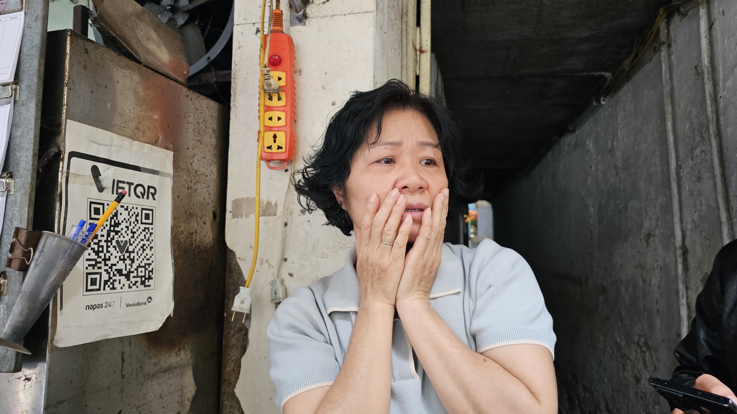 Ch&aacute;y nh&agrave;, 4 người tử vong ở H&agrave; Nội: Cửa kho&aacute; chặt, h&agrave;ng x&oacute;m bất lực dập lửa- Ảnh 3.