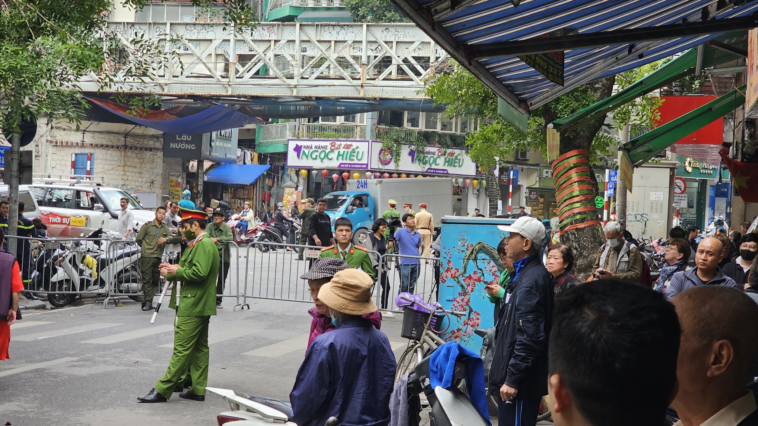 Tan hoang hiện trường vụ ch&aacute;y khiến 4 người tử vong ở H&agrave; Nội- Ảnh 6.