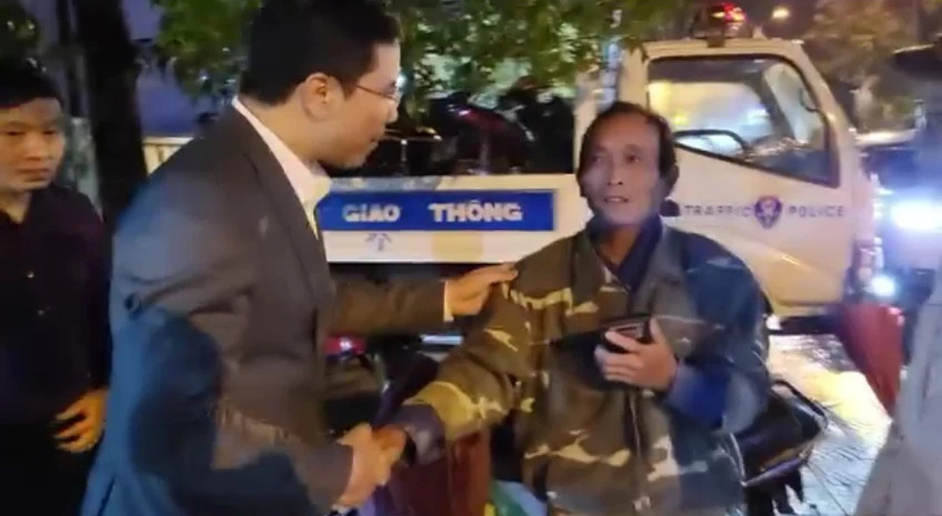B&aacute;c thợ x&acirc;y được gi&aacute;m đốc c&ocirc;ng an tỉnh gọi người nh&agrave; đưa về: L&ecirc;n c&ocirc;ng an x&atilde; viết cam kết- Ảnh 2.