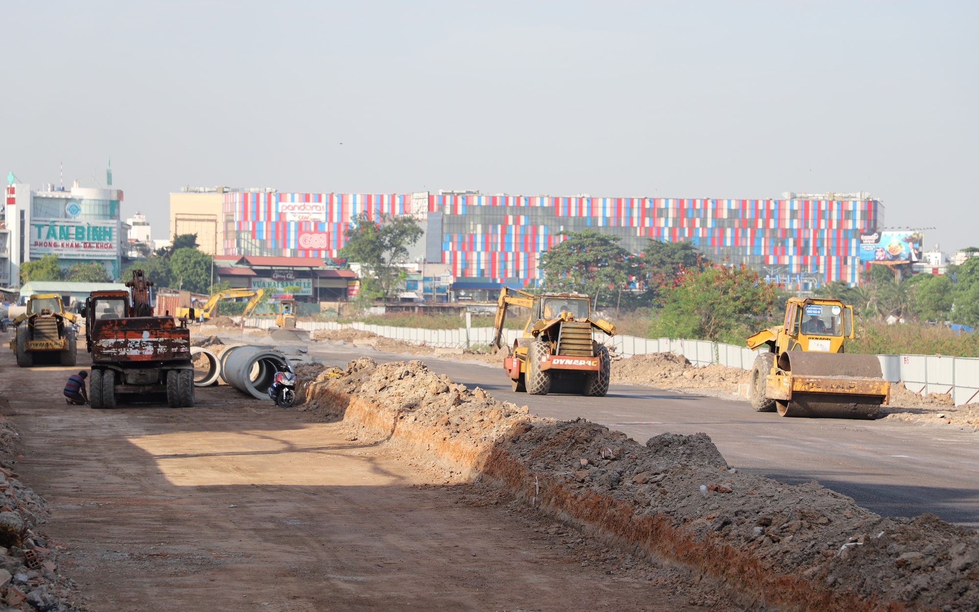 Ph&aacute; dỡ bức tường tồn tại hơn 30 năm, đường xuy&ecirc;n s&acirc;n bay T&acirc;n Sơn Nhất rộng th&ecirc;nh thang