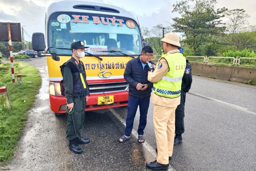 T&agrave;i xế xe bu&yacute;t vi phạm nồng độ cồn, tốc độ: Tước bằng 11 th&aacute;ng, phạt tiền 12 triệu- Ảnh 1.