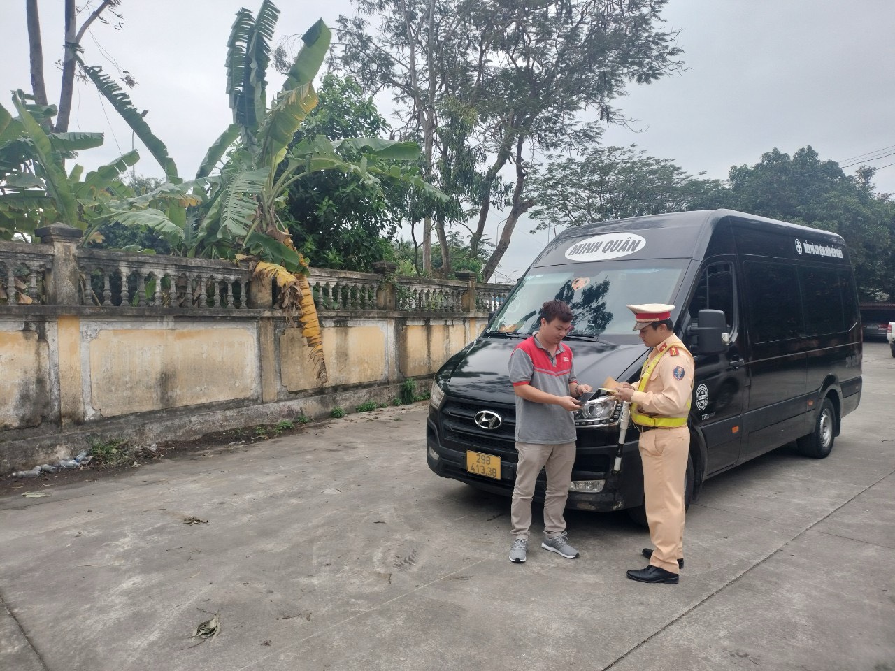 Phạt 500 ngh&igrave;n đồng t&agrave;i xế xe kh&aacute;ch vụ chặn đường dằn mặt l&aacute;i xe taxi- Ảnh 1.