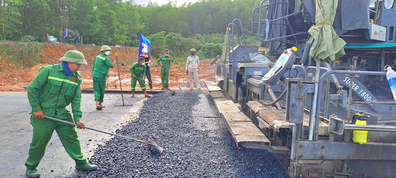 Thảm những m&eacute;t b&ecirc; t&ocirc;ng nhựa đầu ti&ecirc;n tr&ecirc;n cao tốc B&ugrave;ng - Vạn Ninh- Ảnh 2.