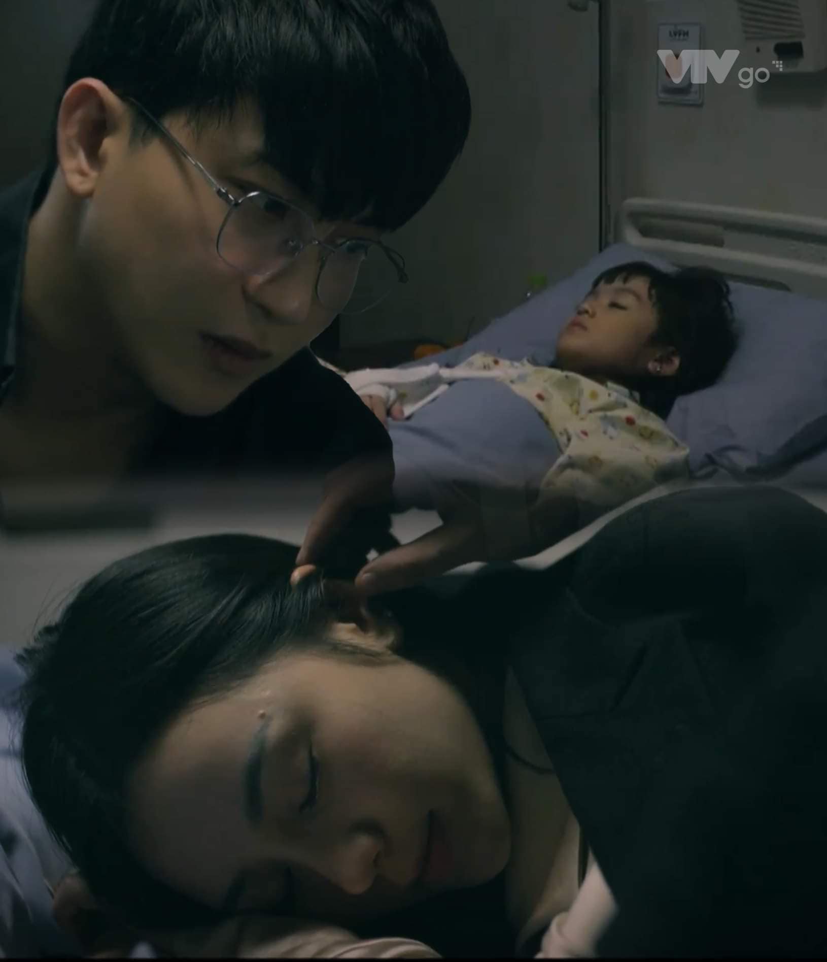 Bé Cam muốn được cả bố và mẹ chăm sóc nên nói Tùng sống cùng nhà với Nguyệt nhưng cô đã từ chối. Bé Cam muốn được cả bố và mẹ chăm sóc nên nói Tùng sống cùng nhà với Nguyệt nhưng cô đã từ chối.