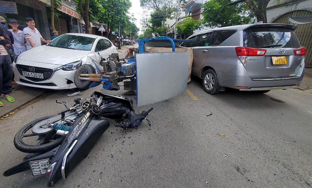 C&ocirc;ng an Quảng Ng&atilde;i mạnh tay xử l&yacute; xe ba b&aacute;nh, xe l&ocirc;i, xe k&eacute;o- Ảnh 3.