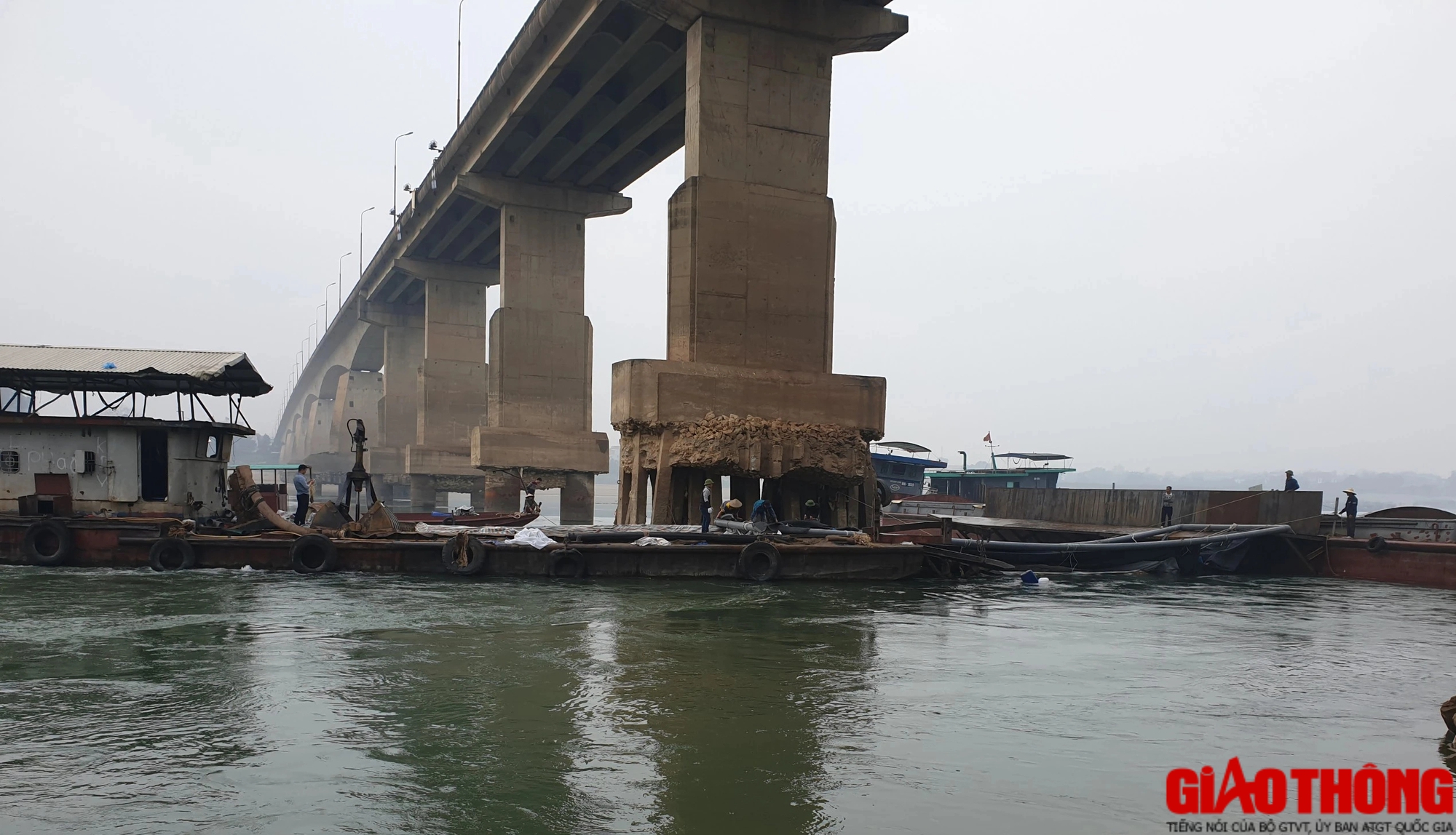 Chi 1,2 tỷ đồng khắc phục chống x&oacute;i trụ m&oacute;ng cầu Trung H&agrave;- Ảnh 6.