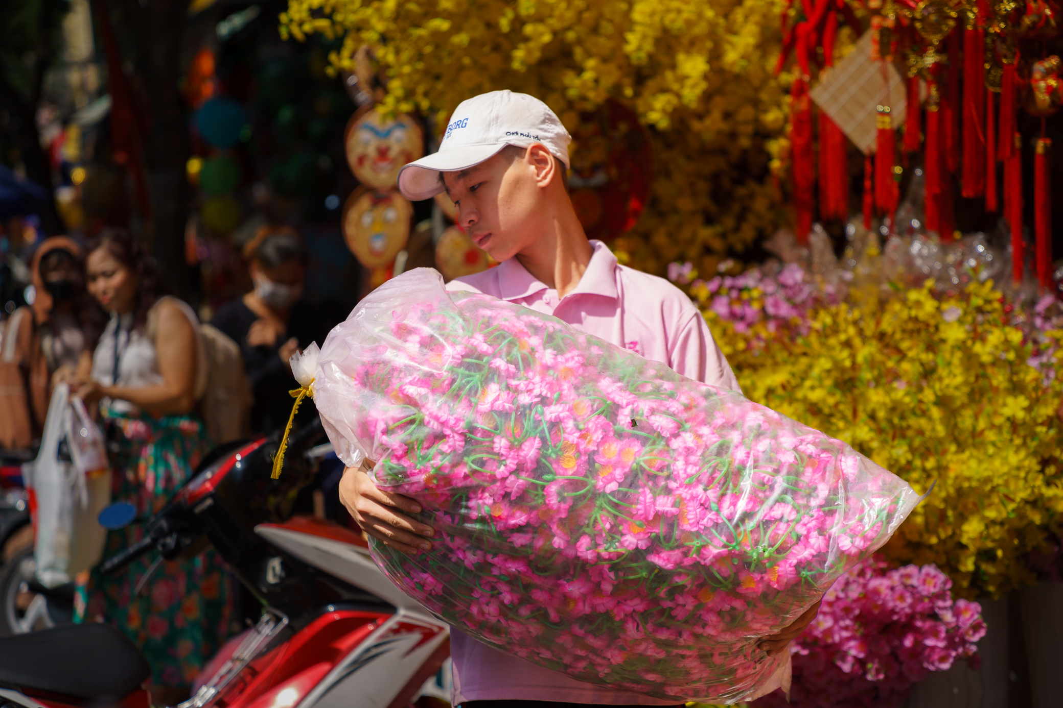 Phố đồ Tết ở TP.HCM rực sắc đỏ, người d&acirc;n tấp nập mua sắm- Ảnh 5.