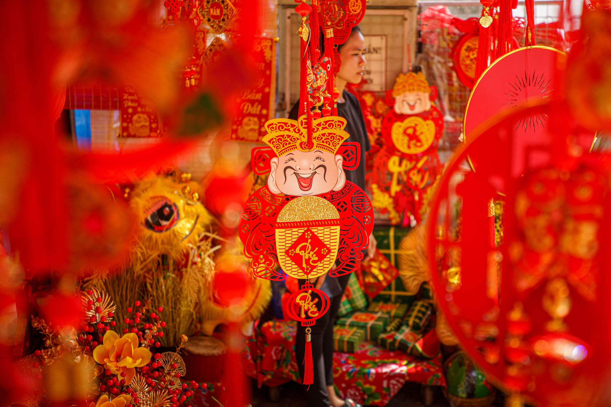 Phố đồ Tết ở TP.HCM rực sắc đỏ, người d&acirc;n tấp nập mua sắm- Ảnh 7.