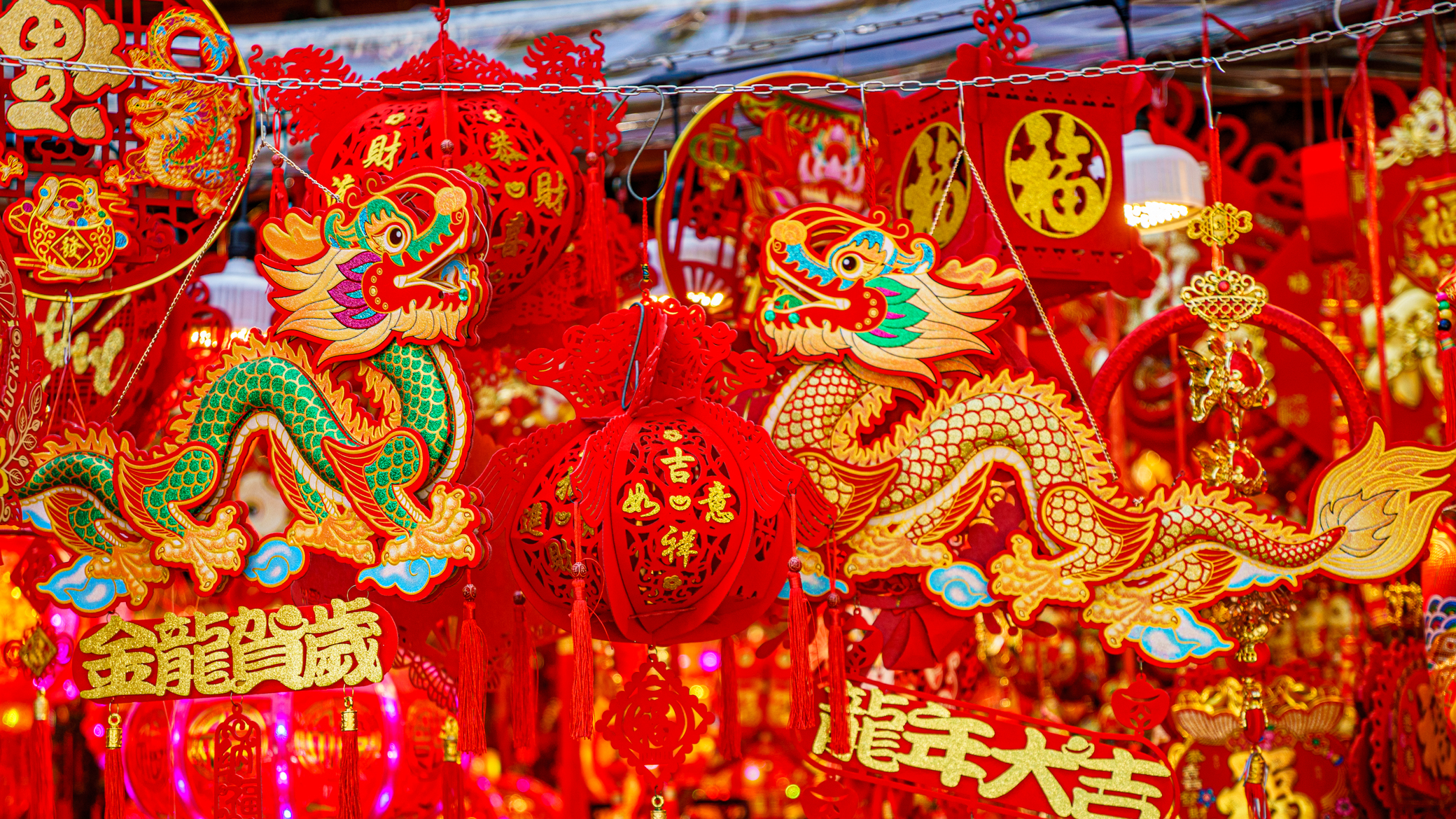 Phố đồ Tết ở TP.HCM rực sắc đỏ, người d&acirc;n tấp nập mua sắm- Ảnh 9.