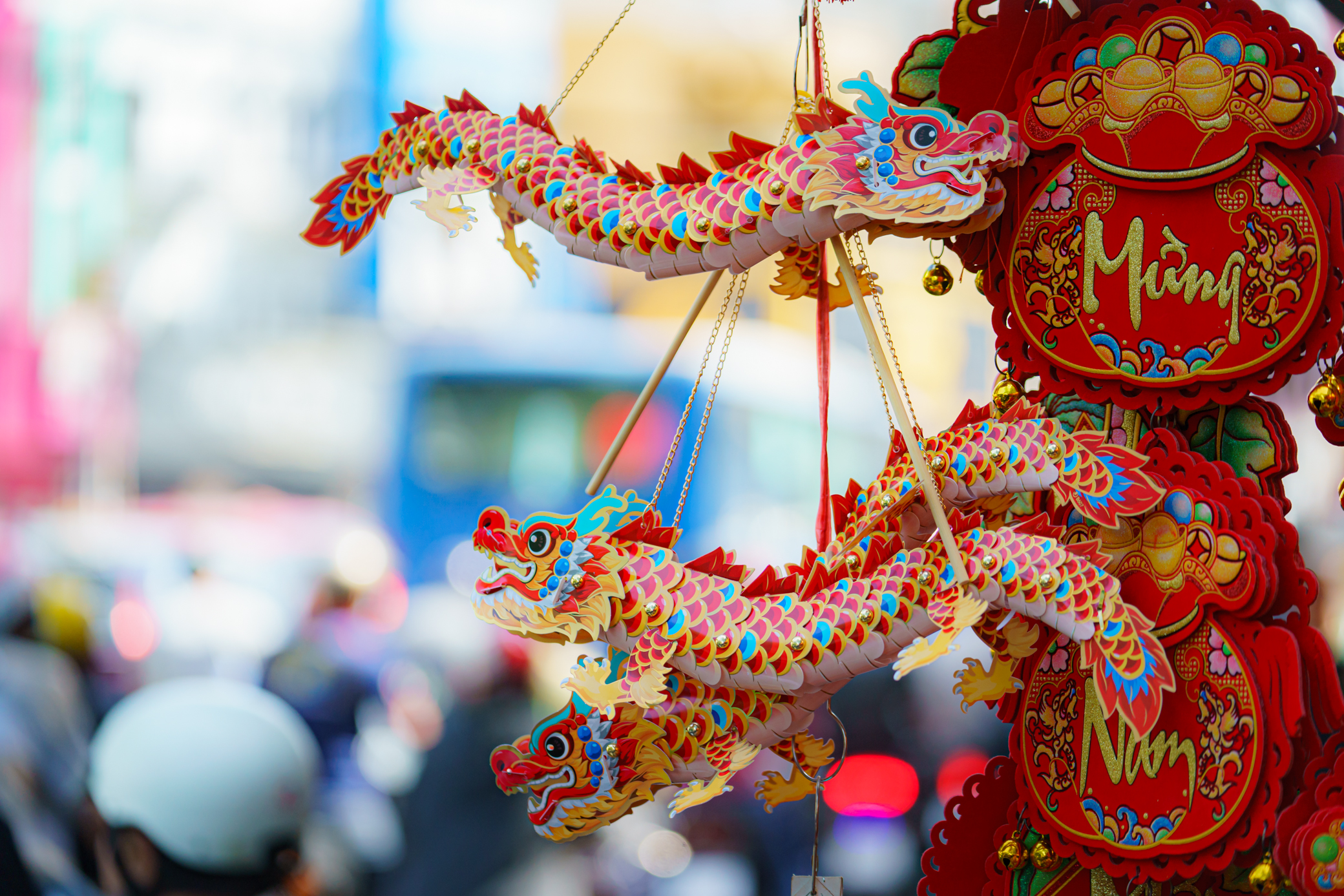 Phố đồ Tết ở TP.HCM rực sắc đỏ, người d&acirc;n tấp nập mua sắm- Ảnh 8.