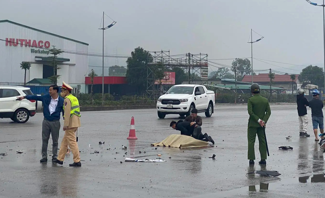 Đi đường kiểu "điền v&agrave;o chỗ trống" tiềm ẩn nhiều nguy cơ tai nạn- Ảnh 1.