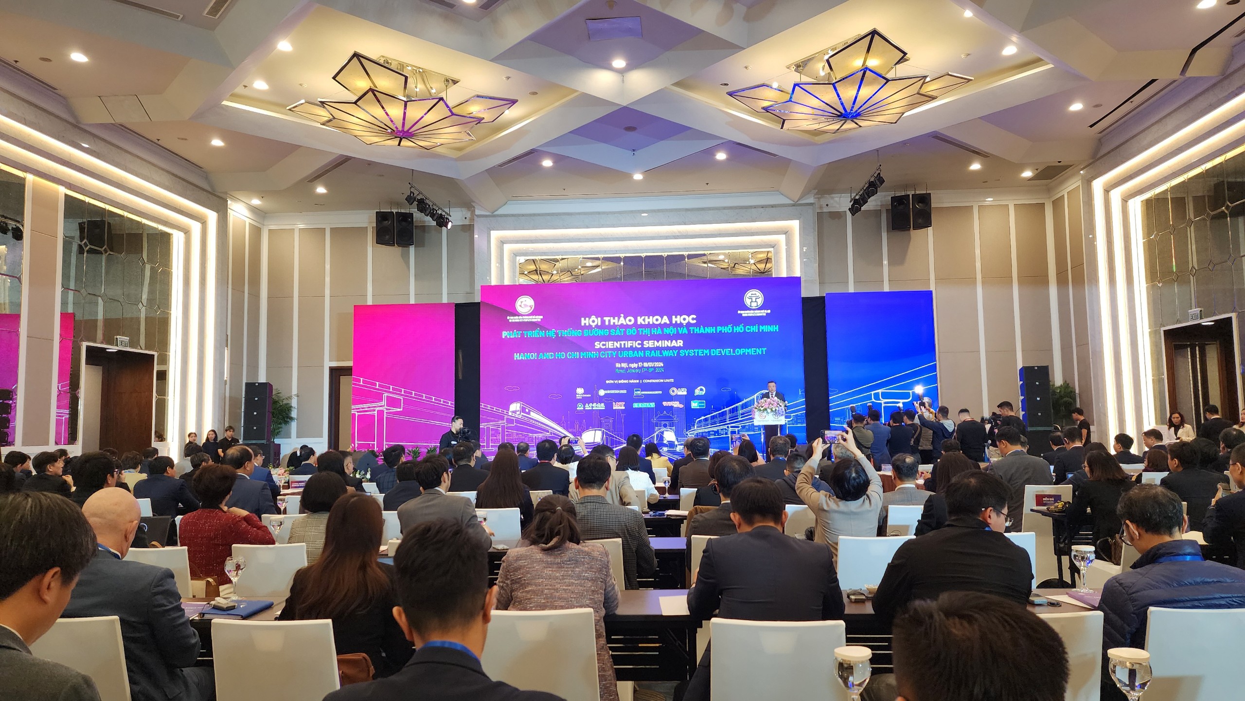 Chủ tịch H&agrave; Nội: Đầu tư sớm đường sắt đ&ocirc; thị để giảm &ugrave;n tắc v&agrave; tai nạn giao th&ocirc;ng- Ảnh 2.