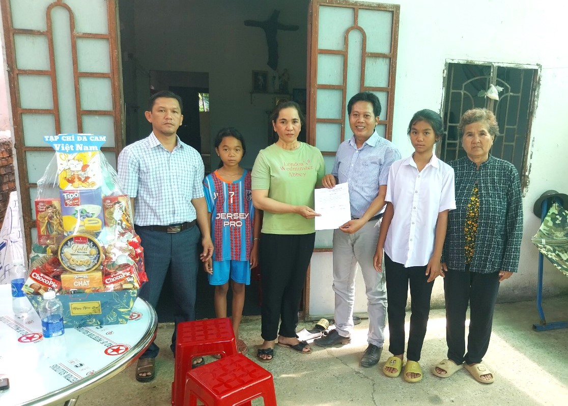 B&aacute;o Giao th&ocirc;ng trao gần 60 triệu cho gia đ&igrave;nh c&oacute; nạn nh&acirc;n mất v&igrave; TNGT ở B&igrave;nh Thuận- Ảnh 1.