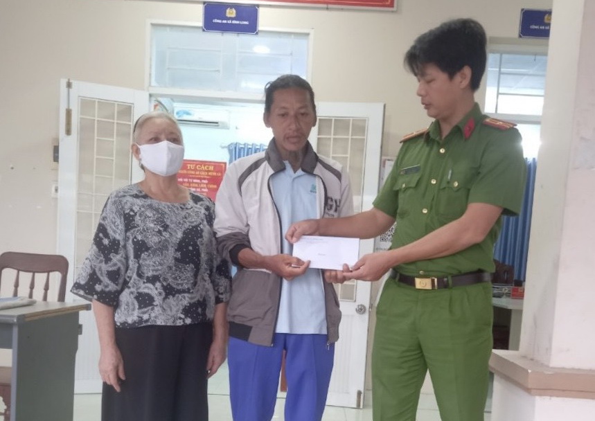 Người đ&agrave;n &ocirc;ng đi lạc gần 1.000km được người th&acirc;n đến đ&oacute;n về- Ảnh 1.