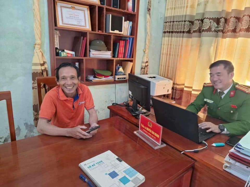 B&aacute;c thợ x&acirc;y được gi&aacute;m đốc c&ocirc;ng an tỉnh gọi người nh&agrave; đưa về: L&ecirc;n c&ocirc;ng an x&atilde; viết cam kết- Ảnh 1.