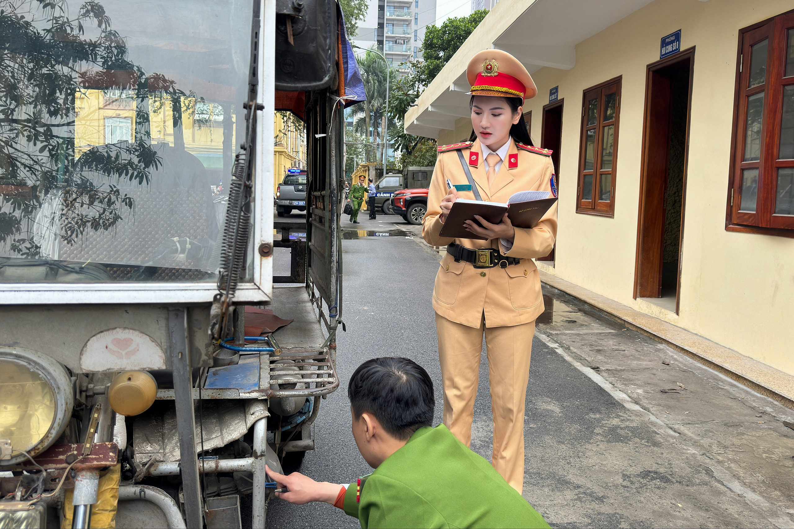 C&ocirc;ng an đ&oacute;n l&otilde;ng, phạt h&agrave;ng loạt xe tự chế chở h&agrave;ng cồng kềnh giữa Thủ đ&ocirc;- Ảnh 2.