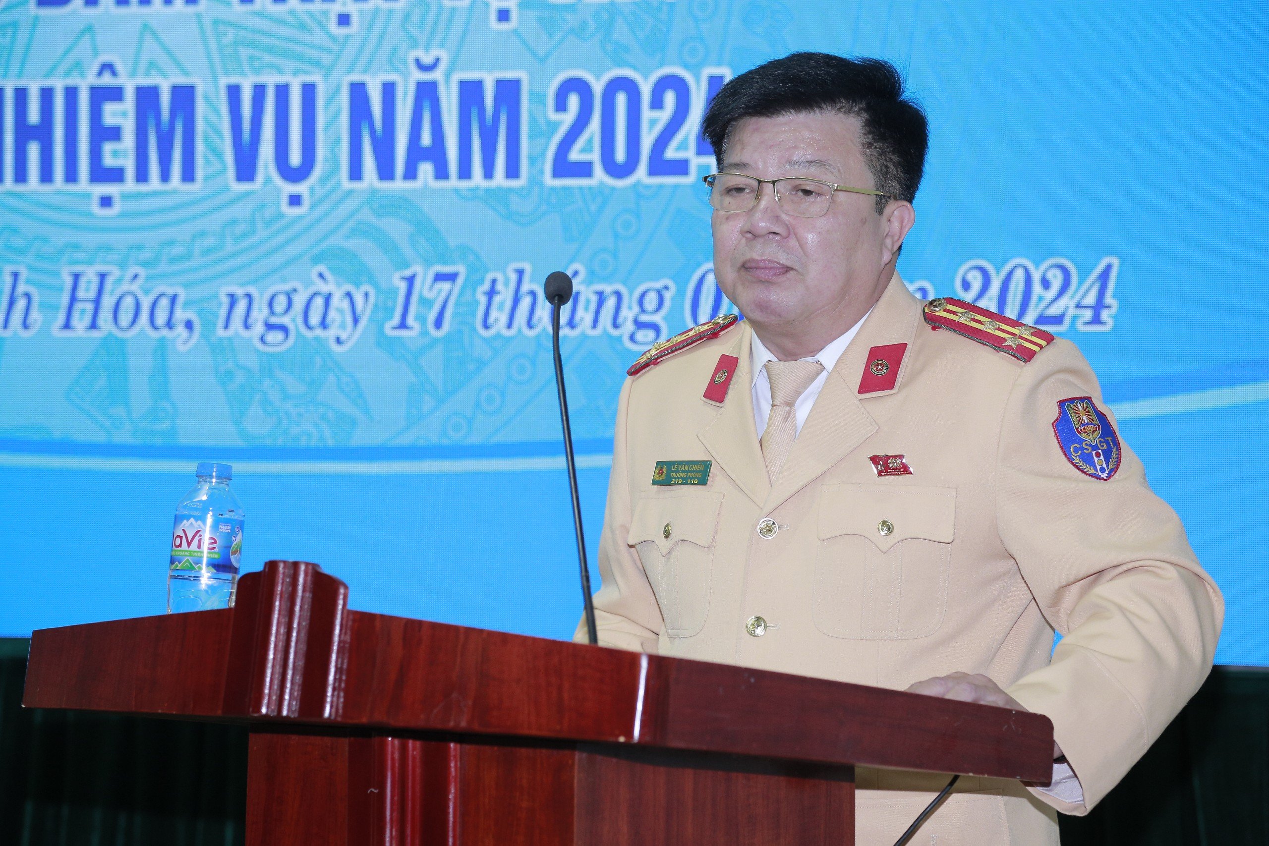 Đi đường kiểu "điền v&agrave;o chỗ trống" tiềm ẩn nhiều nguy cơ tai nạn- Ảnh 2.