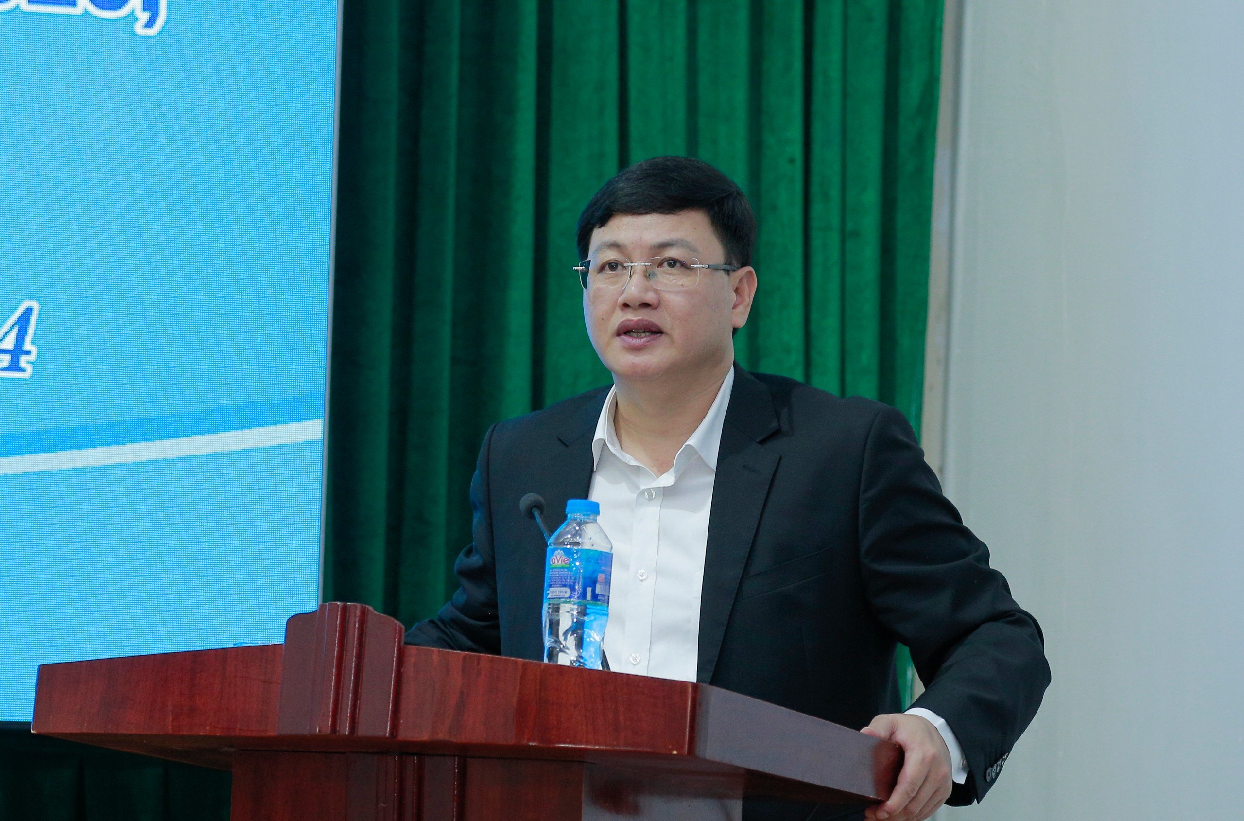 Đi đường kiểu "điền v&agrave;o chỗ trống" tiềm ẩn nhiều nguy cơ tai nạn- Ảnh 4.