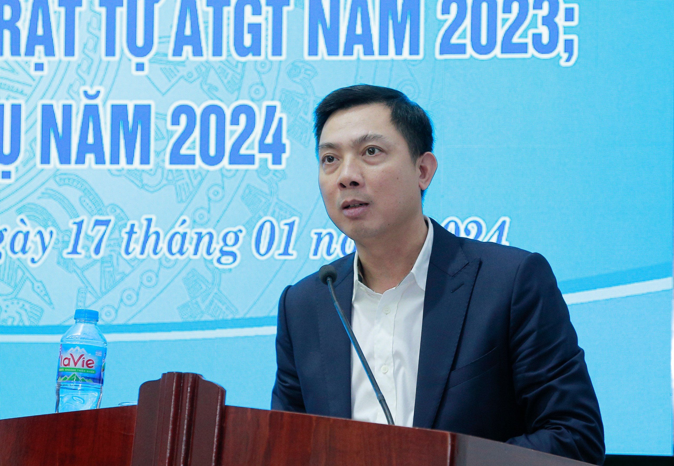 Đi đường kiểu "điền v&agrave;o chỗ trống" tiềm ẩn nhiều nguy cơ tai nạn- Ảnh 5.