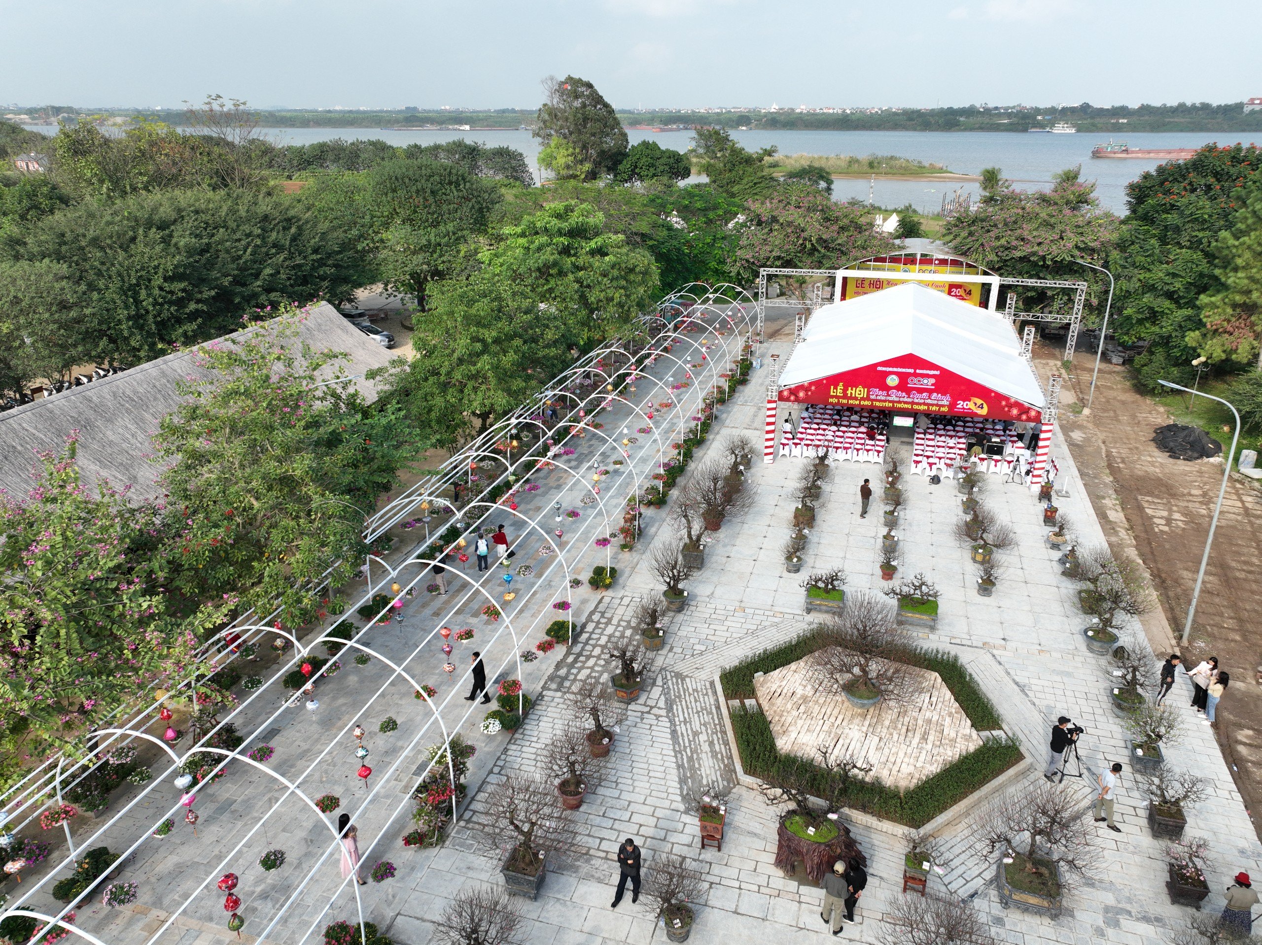 Du khách thích thú với hội thi hoa đào lần đầu tổ chức ở Thủ đô- Ảnh 1. Du khách thích thú với hội thi hoa đào lần đầu tổ chức ở Thủ đô- Ảnh 1.