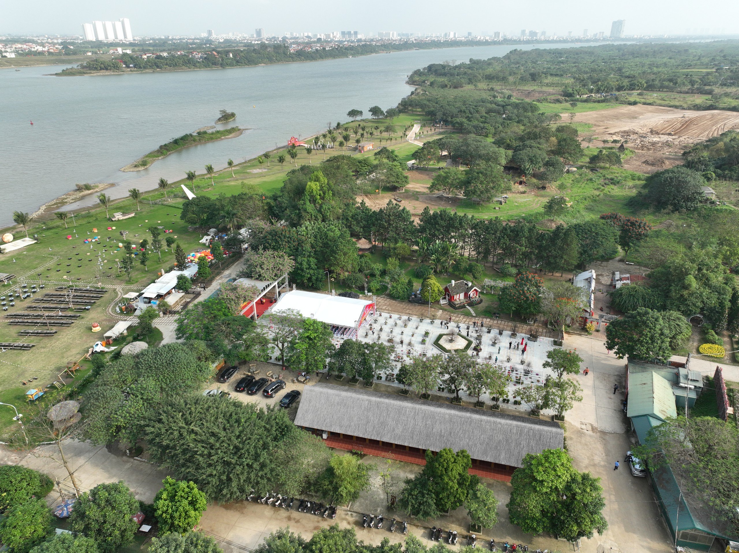 Du khách thích thú với hội thi hoa đào lần đầu tổ chức ở Thủ đô- Ảnh 13. Du khách thích thú với hội thi hoa đào lần đầu tổ chức ở Thủ đô- Ảnh 13.