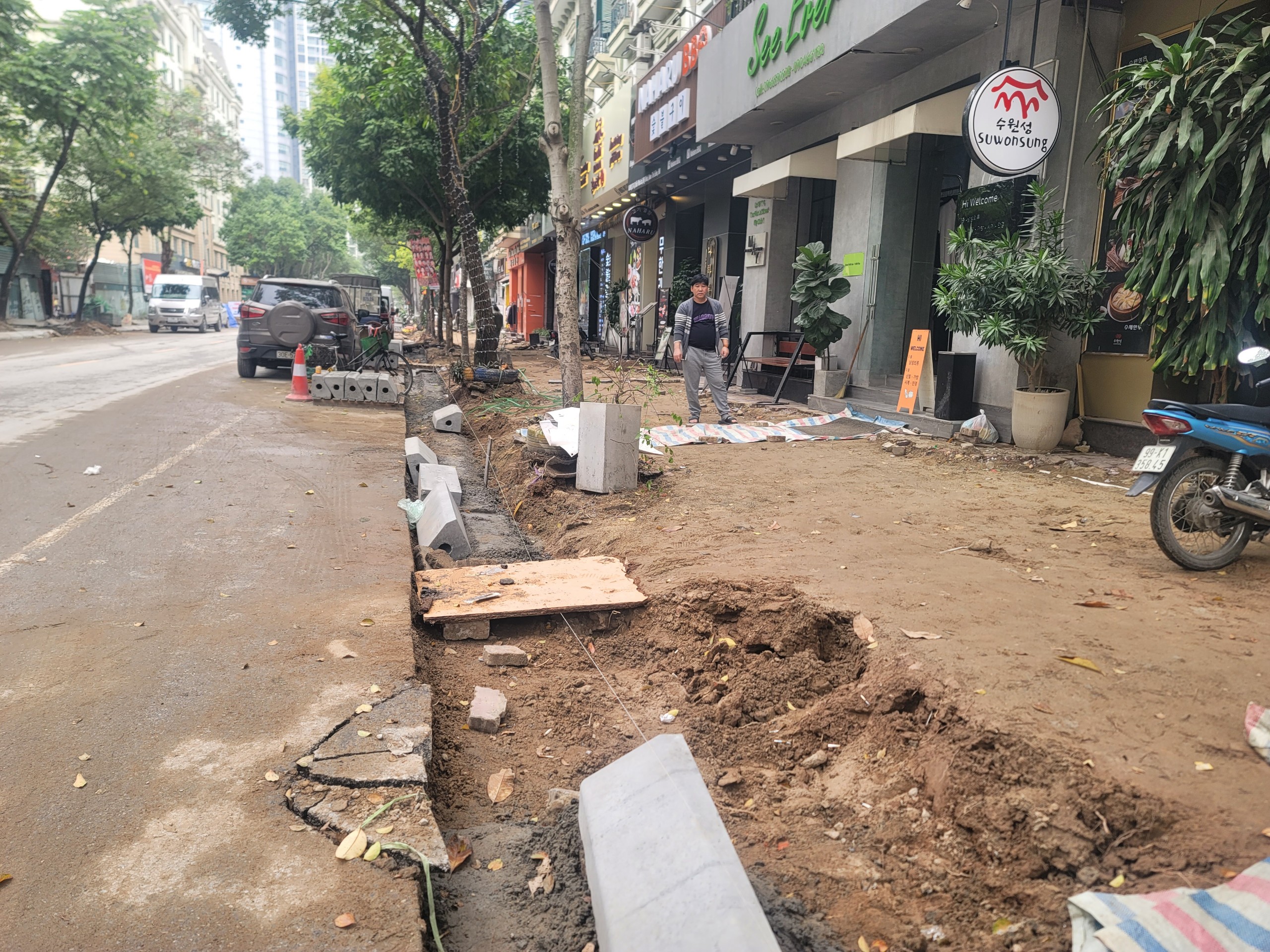 Thản nhi&ecirc;n l&aacute;t vỉa h&egrave; bất chấp lệnh cấm thi c&ocirc;ng- Ảnh 2.