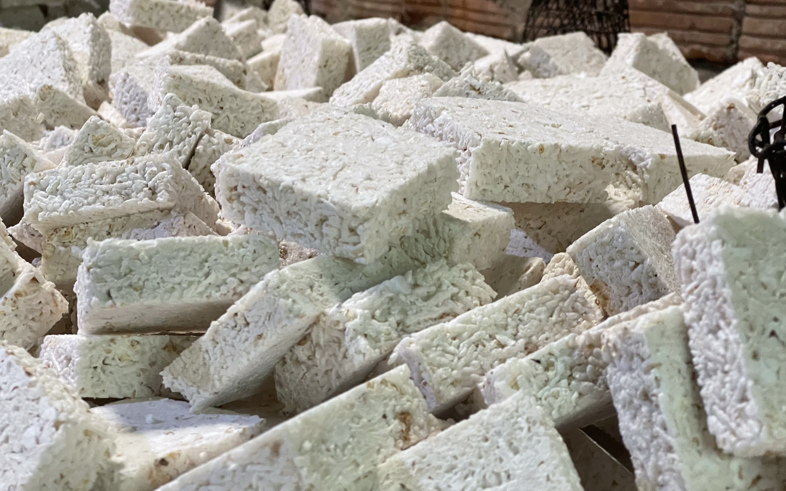 Lạ lẫm m&oacute;n b&aacute;nh truyền thống được l&agrave;m từ hạt nếp ngon gi&ograve;n ng&agrave;y Tết- Ảnh 1.