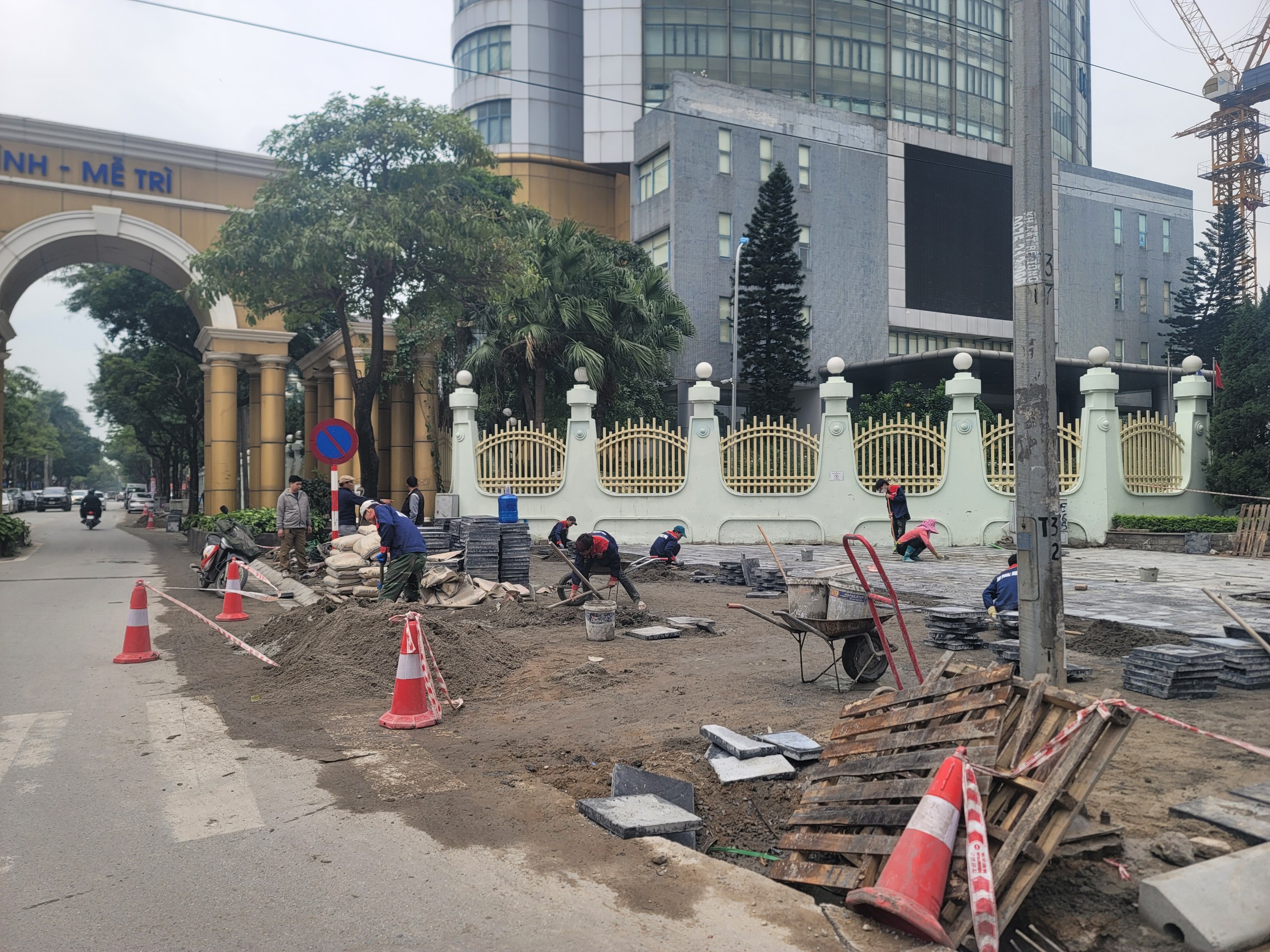 Thản nhi&ecirc;n l&aacute;t vỉa h&egrave; bất chấp lệnh cấm thi c&ocirc;ng- Ảnh 1.