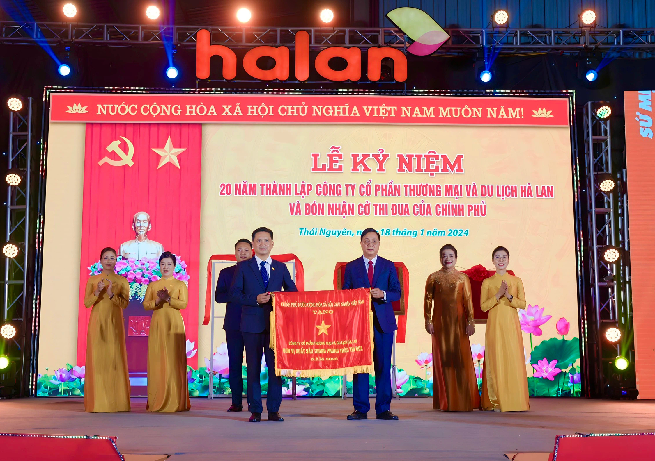 Doanh nghiệp vận tải kh&aacute;ch lớn nhất Đ&ocirc;ng Bắc được Ch&iacute;nh phủ tặng cờ thi đua- Ảnh 1.