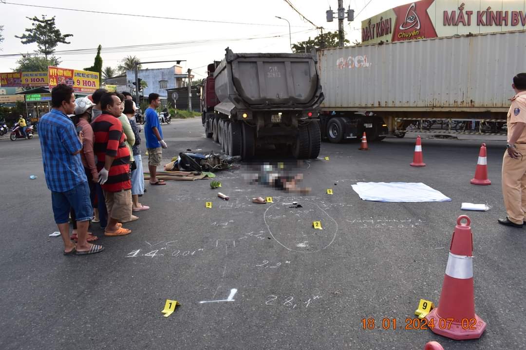 Sau va chạm với xe container, người phụ nữ đi xe m&aacute;y tử vong tại chỗ- Ảnh 1.