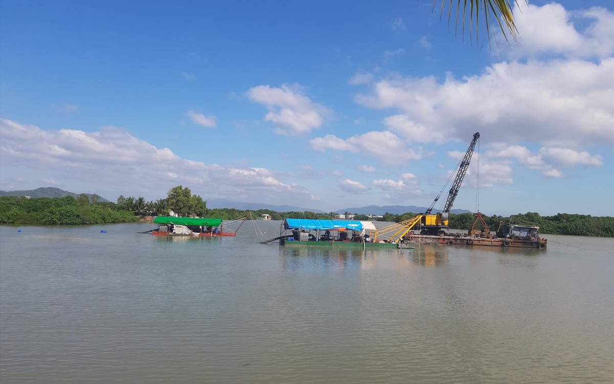 Kh&ocirc;ng đấu gi&aacute; chất nạo v&eacute;t tận thu tại v&ugrave;ng nước cảng biển