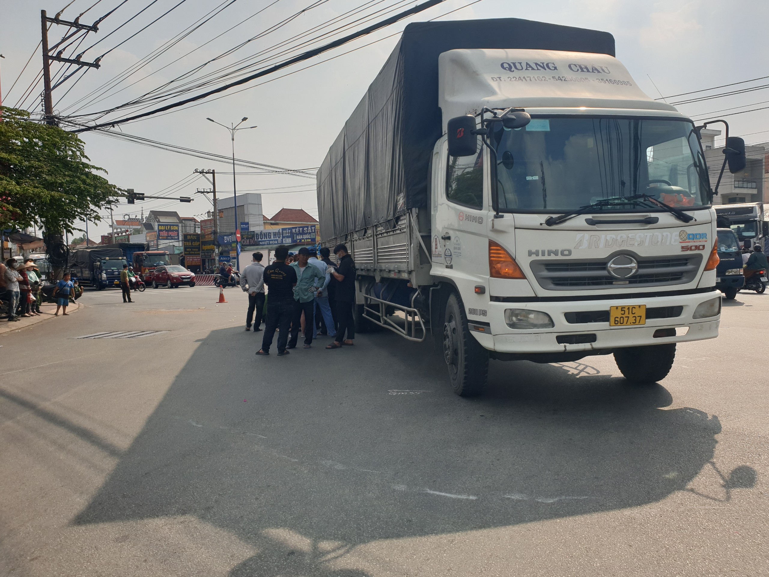 Người phụ nữ tử vong dưới b&aacute;nh xe tải sau tai nạn ở B&igrave;nh Dương- Ảnh 1.