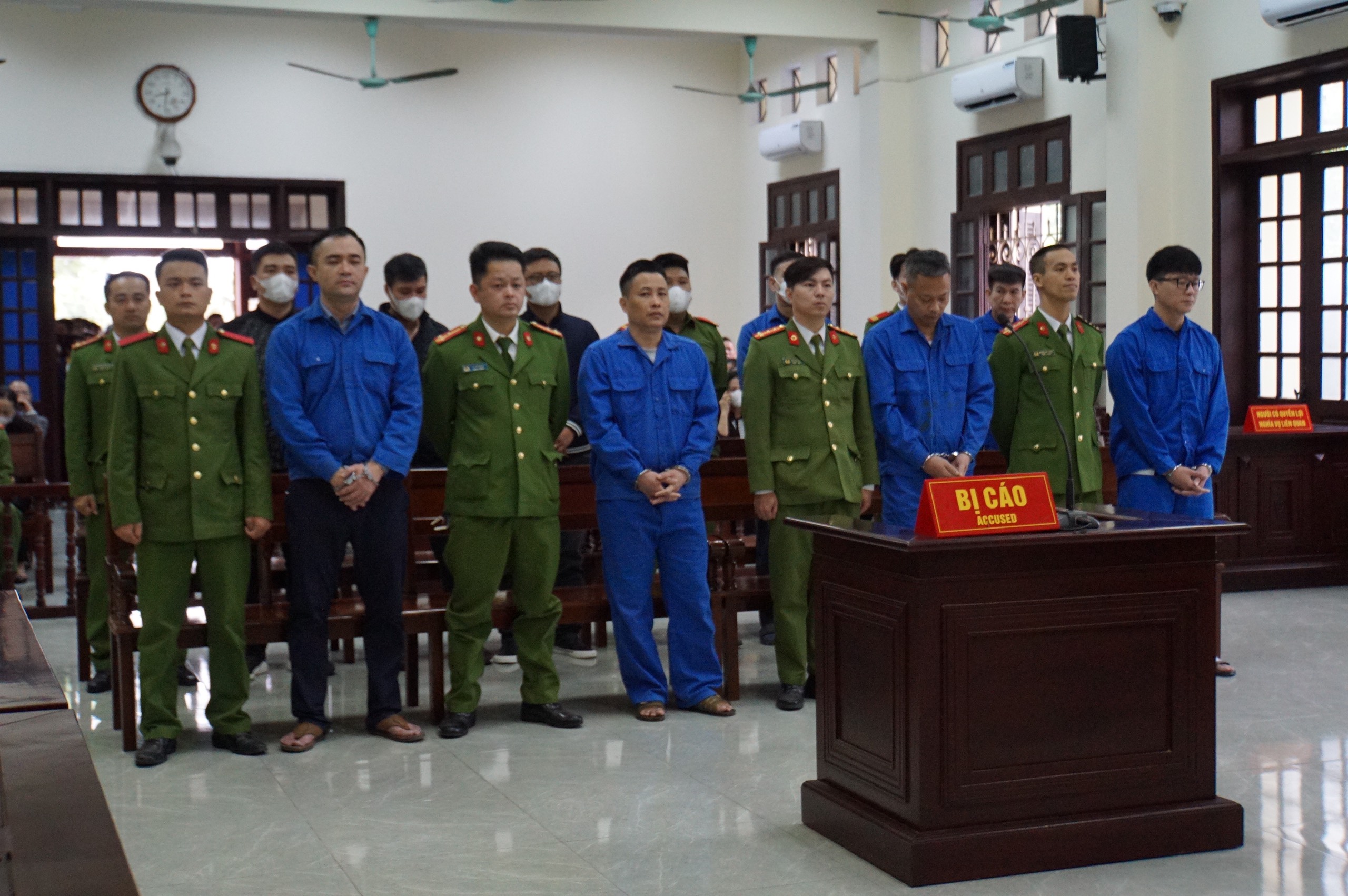 Gần 30 năm t&ugrave; cho 4 cựu c&ocirc;ng an nhận hối lộ ở Hải Ph&ograve;ng- Ảnh 1.