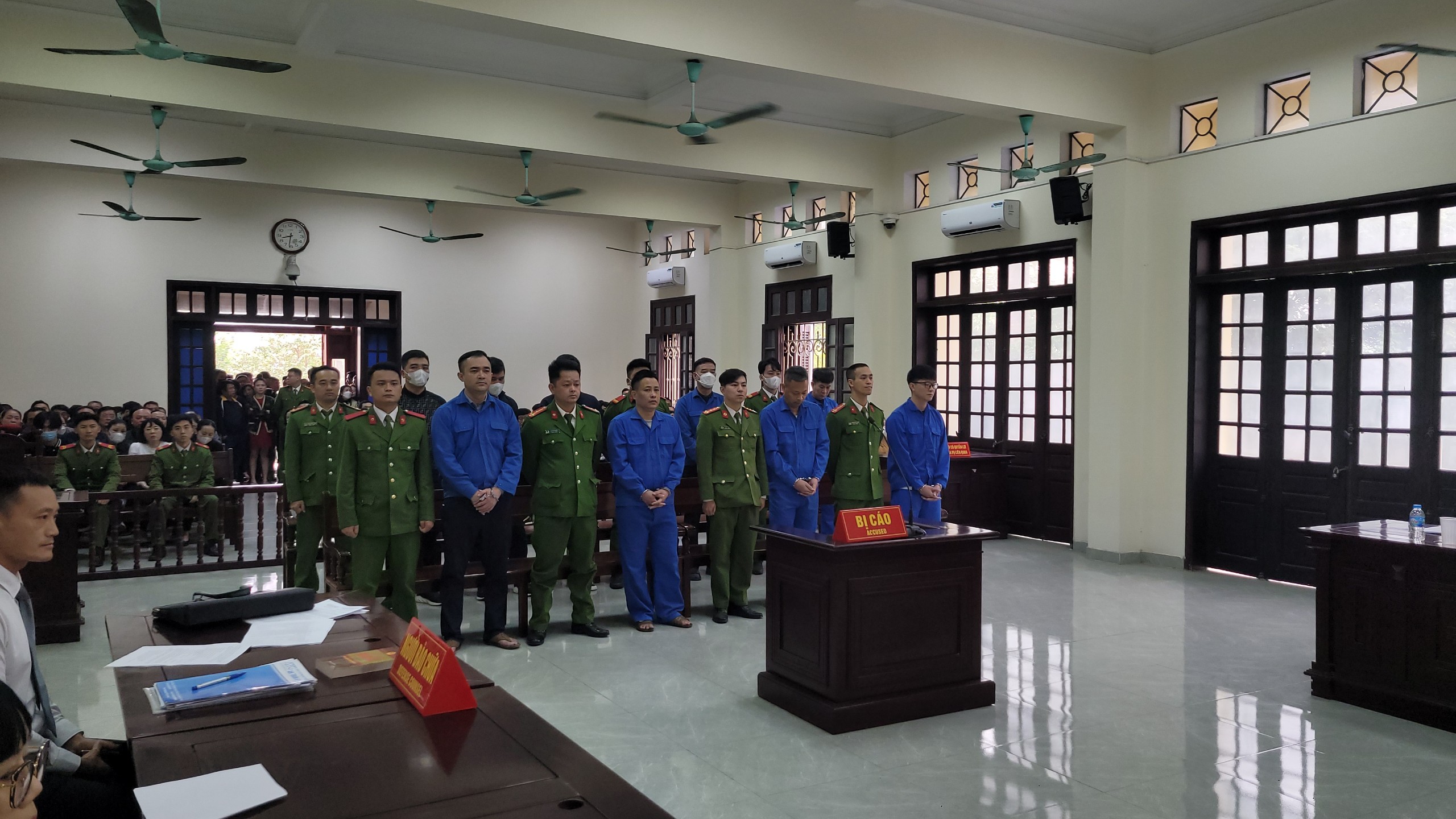 Gần 30 năm t&ugrave; cho 4 cựu c&ocirc;ng an nhận hối lộ ở Hải Ph&ograve;ng- Ảnh 2.