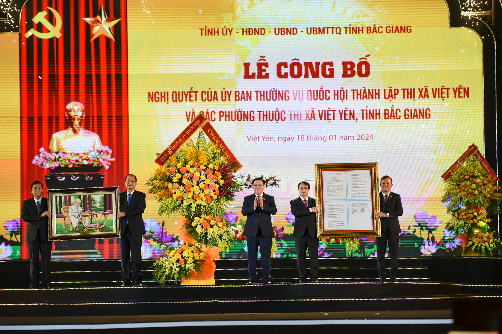 Chủ tịch Quốc hội Vương Đình Huệ trao Nghị quyết thành lập thị xã Việt Yên, Bắc Giang- Ảnh 1. Chủ tịch Quốc hội Vương Đình Huệ trao Nghị quyết thành lập thị xã Việt Yên, Bắc Giang- Ảnh 1.