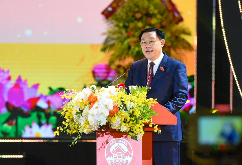 Chủ tịch Quốc hội Vương Đình Huệ trao Nghị quyết thành lập thị xã Việt Yên, Bắc Giang- Ảnh 2. Chủ tịch Quốc hội Vương Đình Huệ trao Nghị quyết thành lập thị xã Việt Yên, Bắc Giang- Ảnh 2.