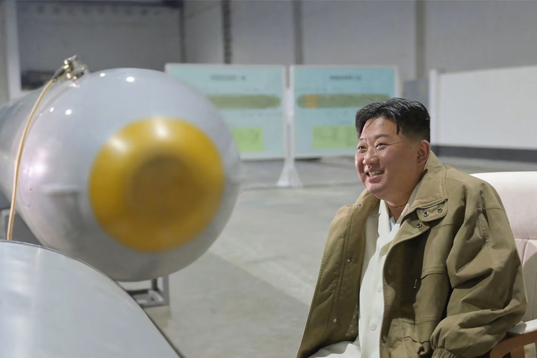 &Ocirc;ng Kim Jong Un kiểm tra hệ thống vũ kh&iacute; hạt nh&acirc;n dưới nước (Ảnh: KCNA)
