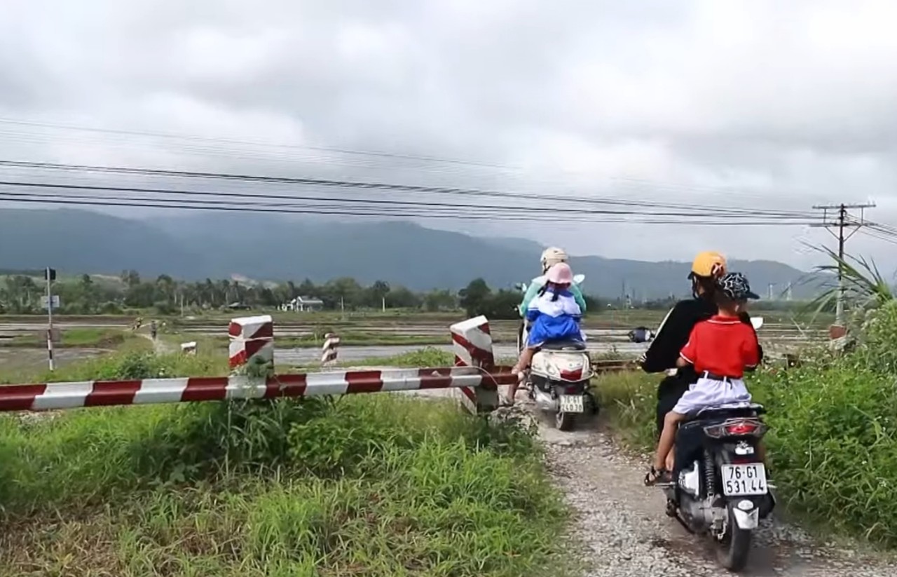 Quảng Ng&atilde;i x&oacute;a lối đi tự mở qua đường sắt ra sao?- Ảnh 2.