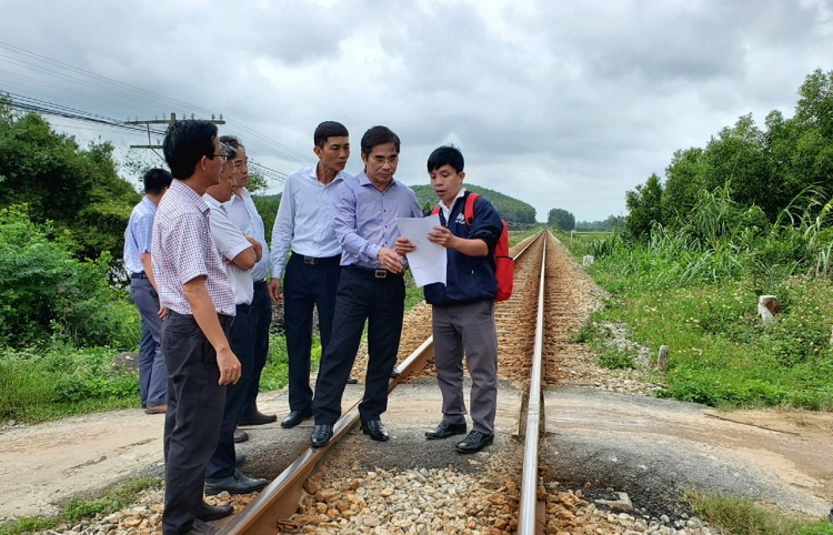 Quảng Ng&atilde;i x&oacute;a lối đi tự mở qua đường sắt ra sao?- Ảnh 3.
